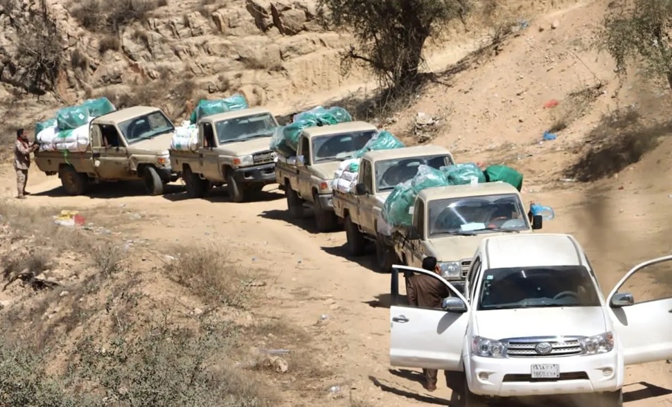 مركز سعودي يوزع مساعدات إيوائية في معقل ميليشيا الحوثي