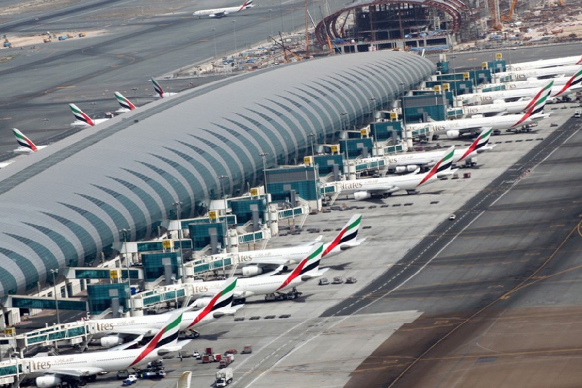إصابة 4 مقيمين إثر سقوط طائرتين مسيرتين في محيط مطار دبي