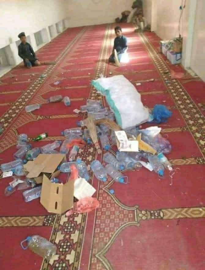 ناشطون ينددون بتصرفات صادمة من الحوثيين داخل مسجد بصنعاء