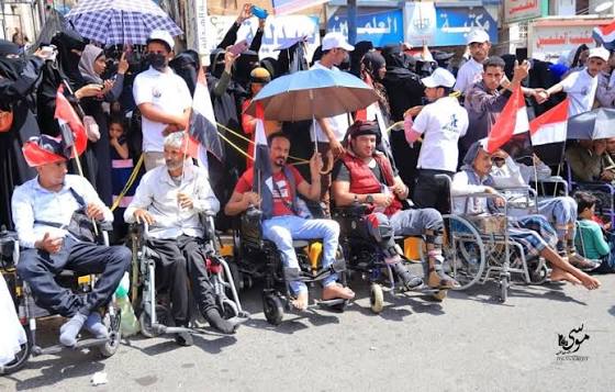 جرحى الجيش في تعز يحتجون للمطالبة بصرف رواتبهم ومستحقاتهم المتأخرة