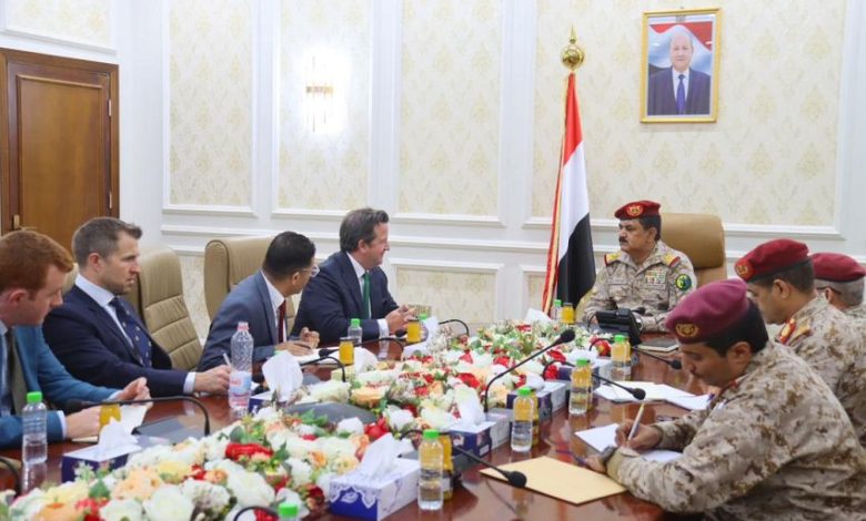 الحكومة تحذر من تصاعد التنسيق بين الحوثيين والتنظيمات الإرهابية في الصومال