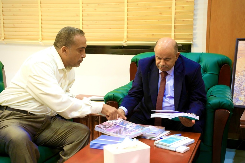 محافظ حضرموت يؤكد أولوية تحسين الكهرباء والطرق وتطوير الأداء المؤسسي والخدمات الصحية والثقافية بالمحافظة