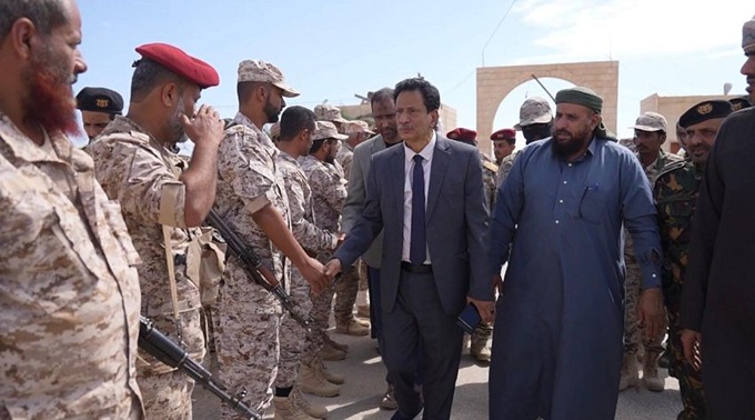 محافظ المهرة يتفقد وحدات محور الغيضة العسكري ويشدد على التنسيق بين مختلف الوحدات لحفظ الأمن