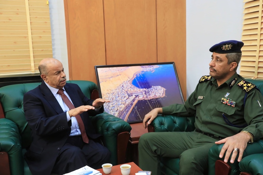 محافظ حضرموت يبحث مع مدير عام الشرطة سبل تعزيز الاستقرار بساحل المحافظة
