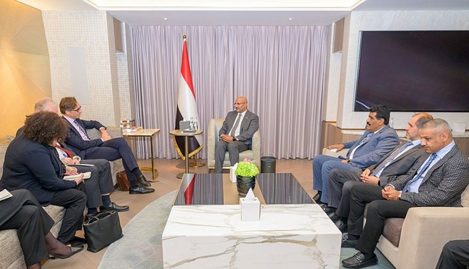 طارق صالح يبحث مع مسؤول ألماني دعم العلاقات ومخاطر الحوثيين على الملاحة الدولية