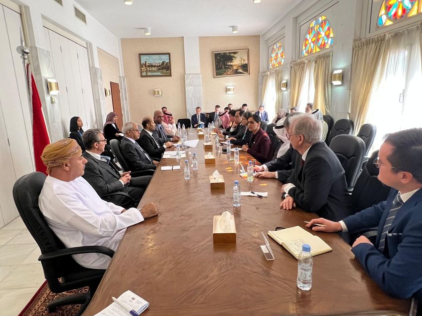 اليمن يعرض على بعثات دبلوماسية انتهاكات ارتكبتها ميليشيا ”الانتقالي“ في حضرموت والمهرة