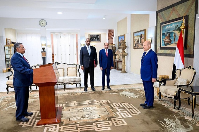 بعد رفضه في وقت سابق أدائها في الرياض.. وزير التعليم العالي يؤدي اليمين الدستورية أمام الرئيس العليمي