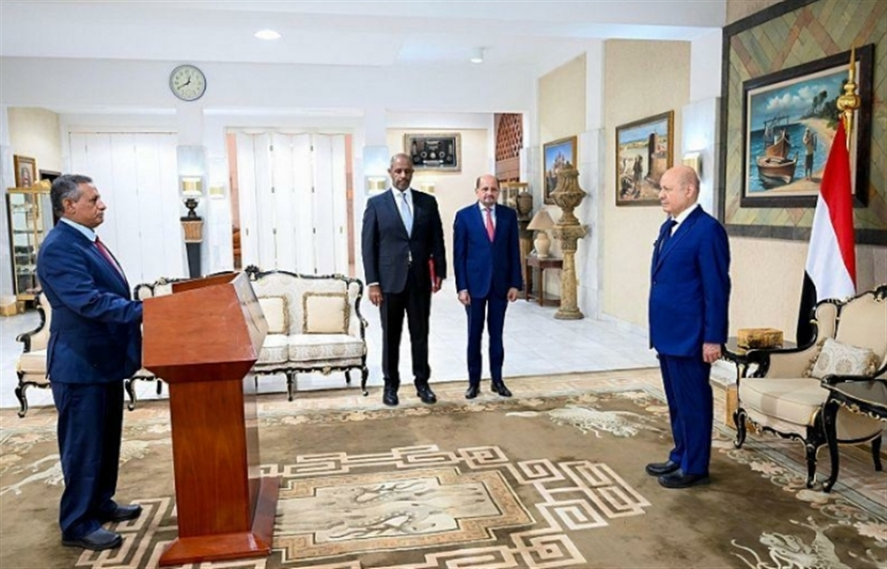 أمين القدسي يؤدي اليمين الدستورية وزيرًا للتعليم العالي أمام رئيس مجلس القيادة الرئاسي بالرياض