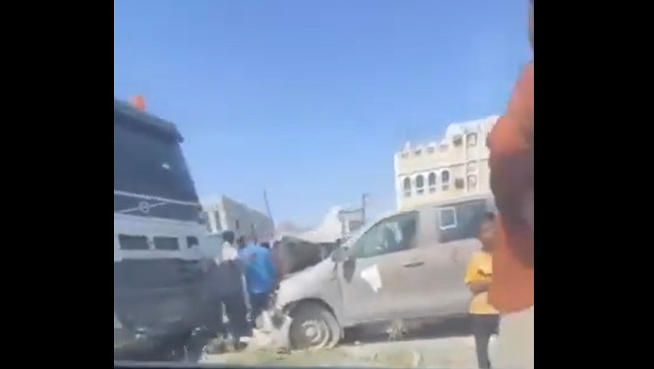 مقتل مواطن واصابة جنود من قوات درع الوطن إثر حادث مروع في حضرموت - [فيديو]