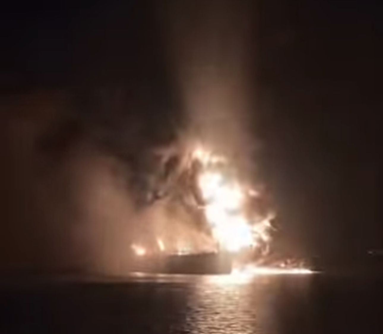 عاجل.. إيران تستهدف ناقلتي نفط عراقيتين وهذا مصير طواقمها(فيديو)