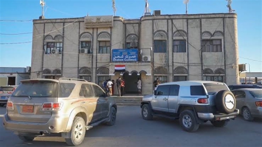 الدفاع المدني بالمهرة يخمد حريقًا في كرفان بمنفذ شحن الحدودي