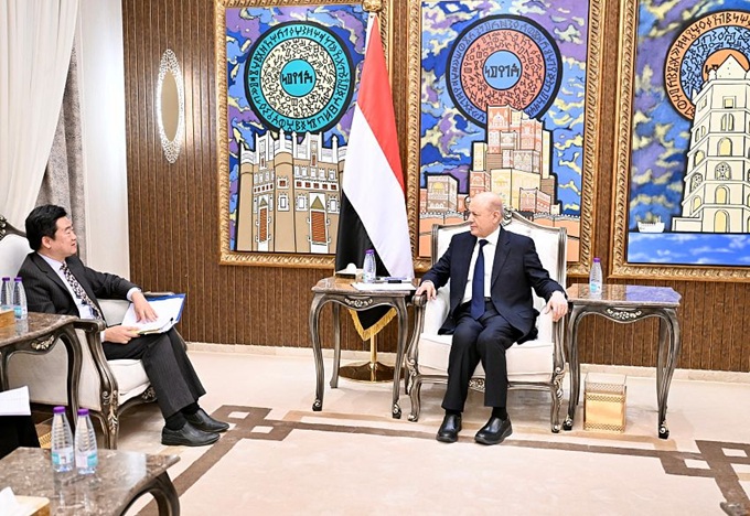 العليمي يؤكد أهمية التنسيق اليمني–الصيني لردع التهديدات المشتركة وتعزيز التعاون في مجالات الطاقة والموانئ