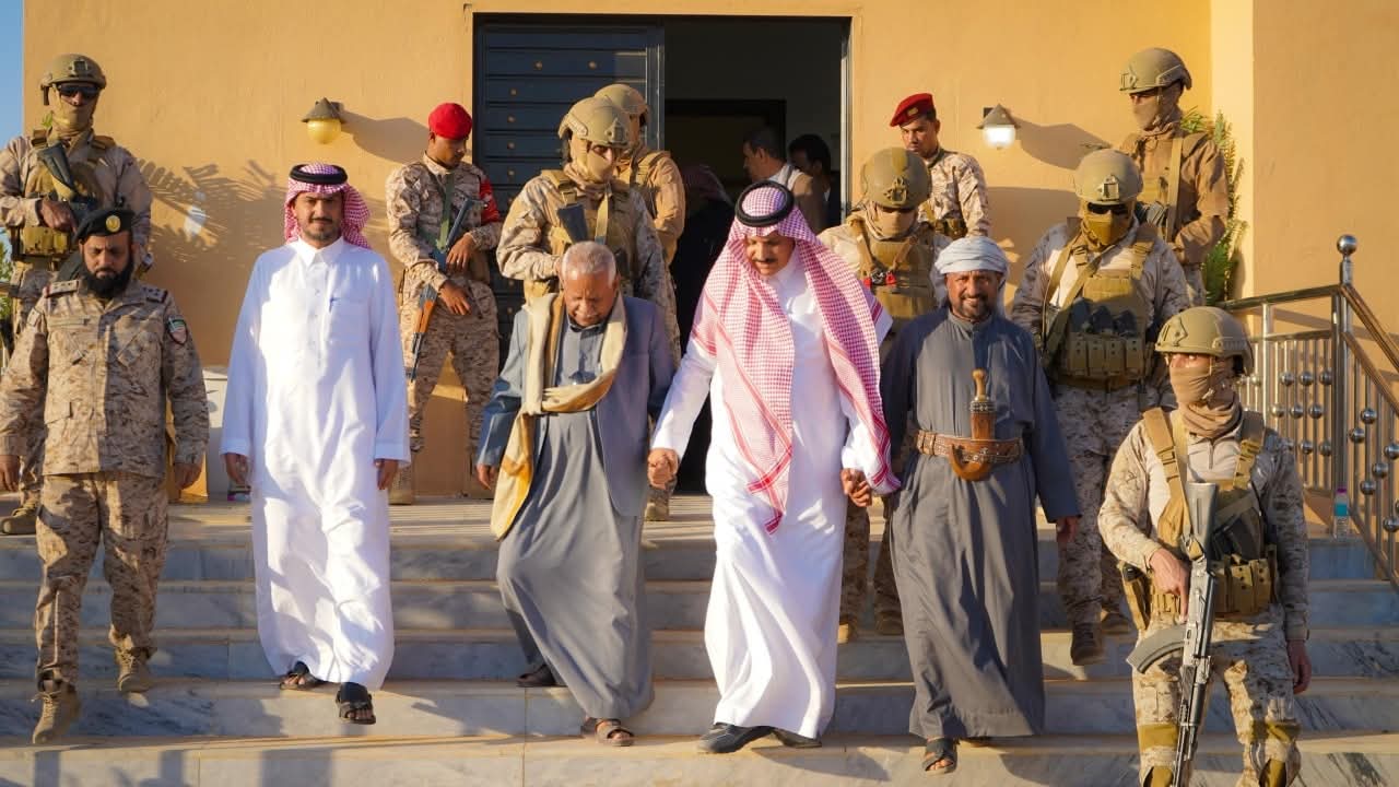 الوفد السعودي برئاسة القحطاني يلتقي قيادات حضرموت لدعم الاستقرار وتمكين القوات المحلية
