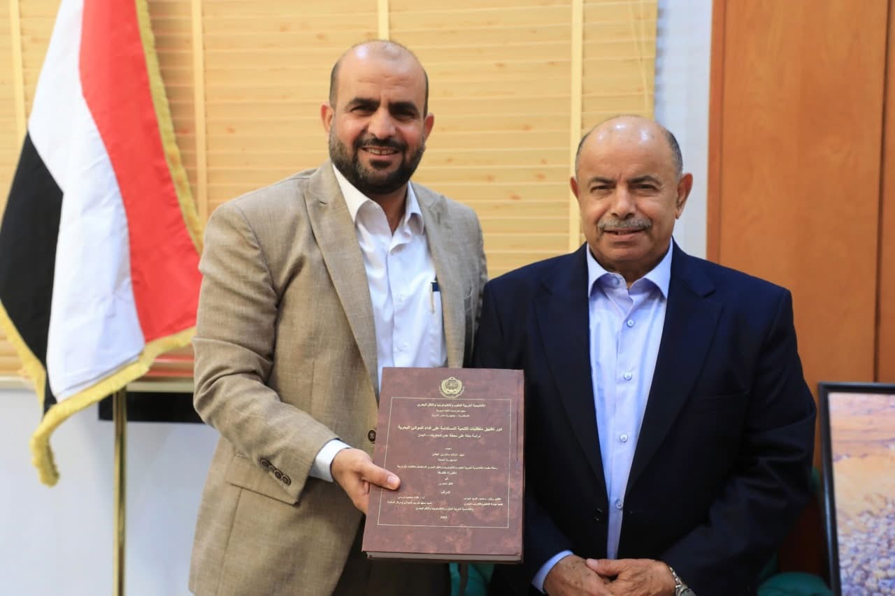 محافظ حضرموت يبحث أوضاع هيئة الشؤون البحرية بالمكلا 