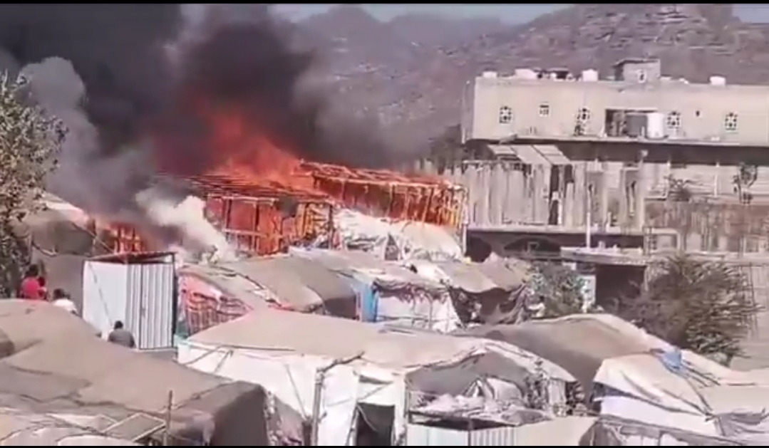 حريق هائل يدمر مخيم اللاجئين الصوماليين في قعطبة بالضالع