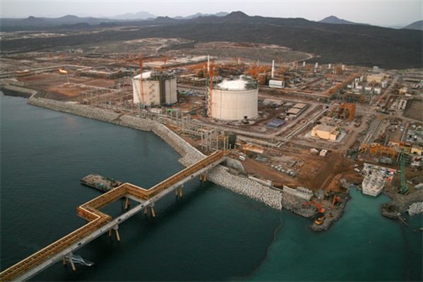 دورية فرنسية: انتقال السيطرة على منشأة بلحاف إلى قوات درع الوطن بدعم سعودي