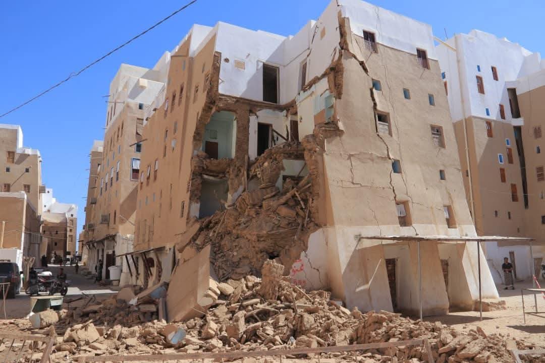 محافظ حضرموت يشيد بالإجراءات الاستباقية بعد انهيار منزل في شبام