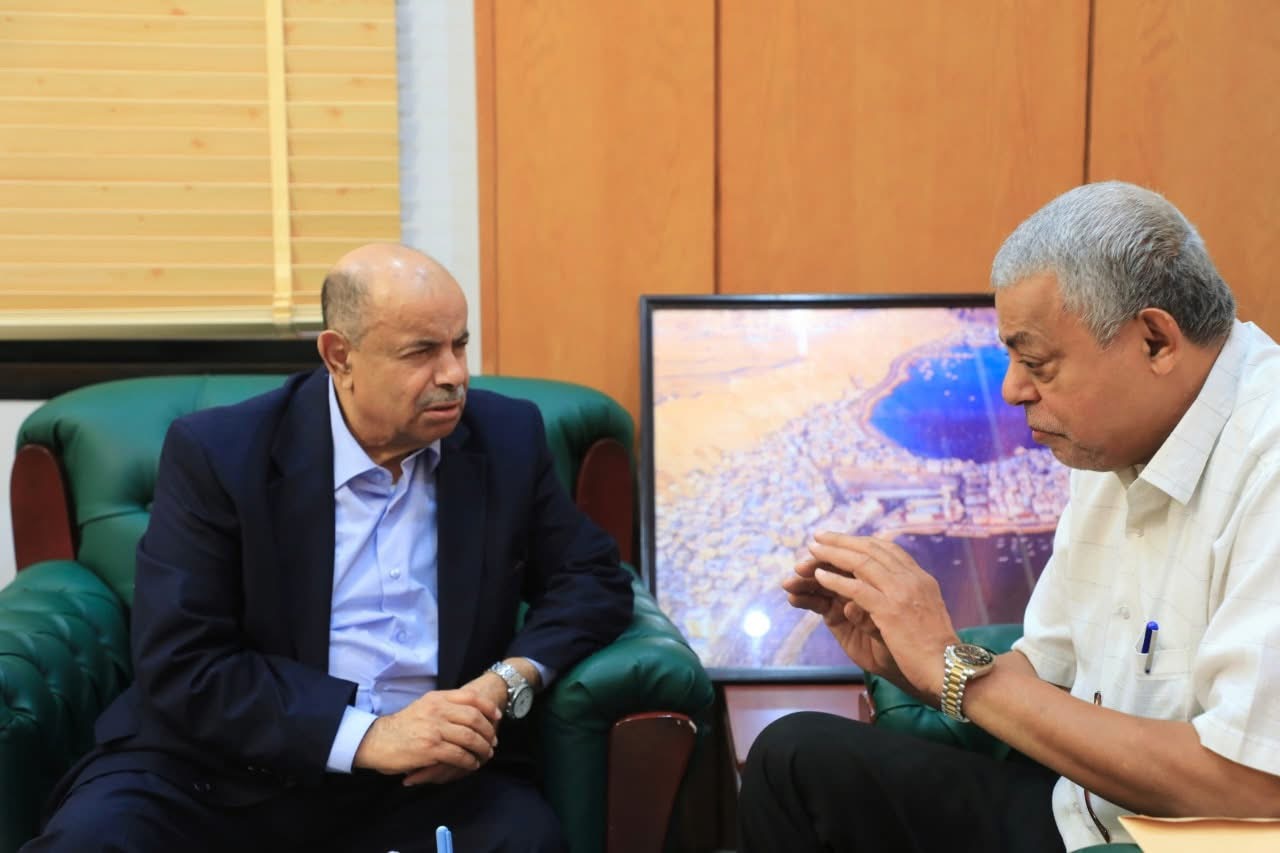 محافظ حضرموت يبحث تطوير الخدمات الصحية وبرامج تدريب الكوادر الطبية بالمحافظة