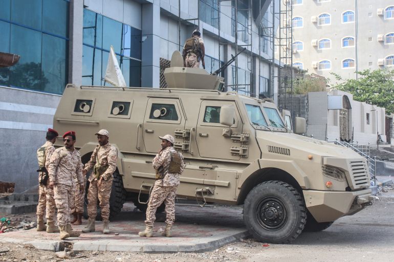 قوات العمالقة تتسلم معسكرات تابعة لميليشيا الانتقالي في التواهي بعدن دون مواجهات