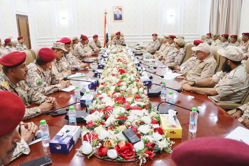 لقاء عسكري في عدن يؤكد توحيد التشكيلات ضمن جيش وطني وغرفة عمليات مشتركة