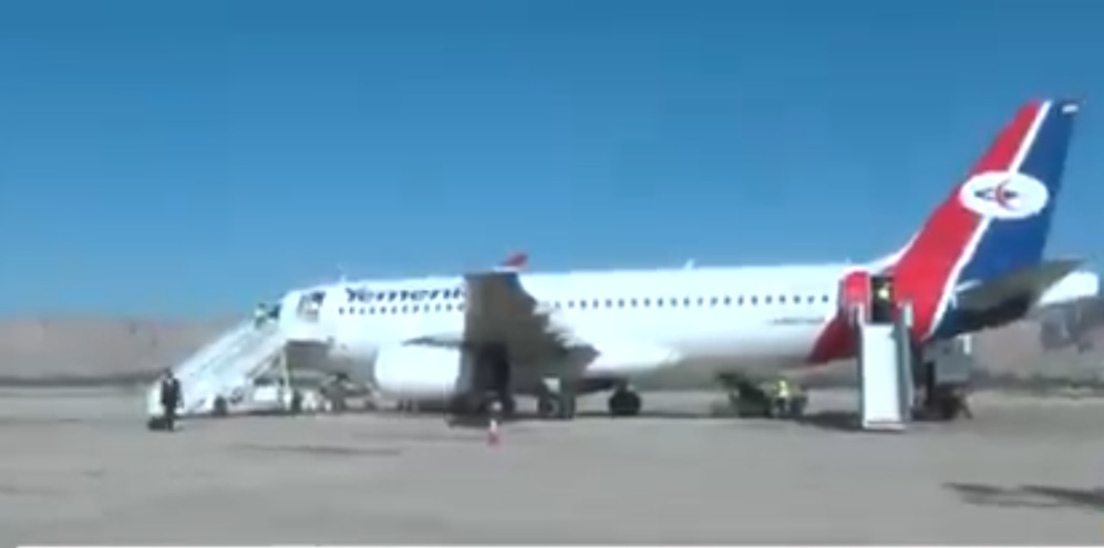 أول رحلة جوية تصل إلى مطار سيئون بعد إعادة تشغيله