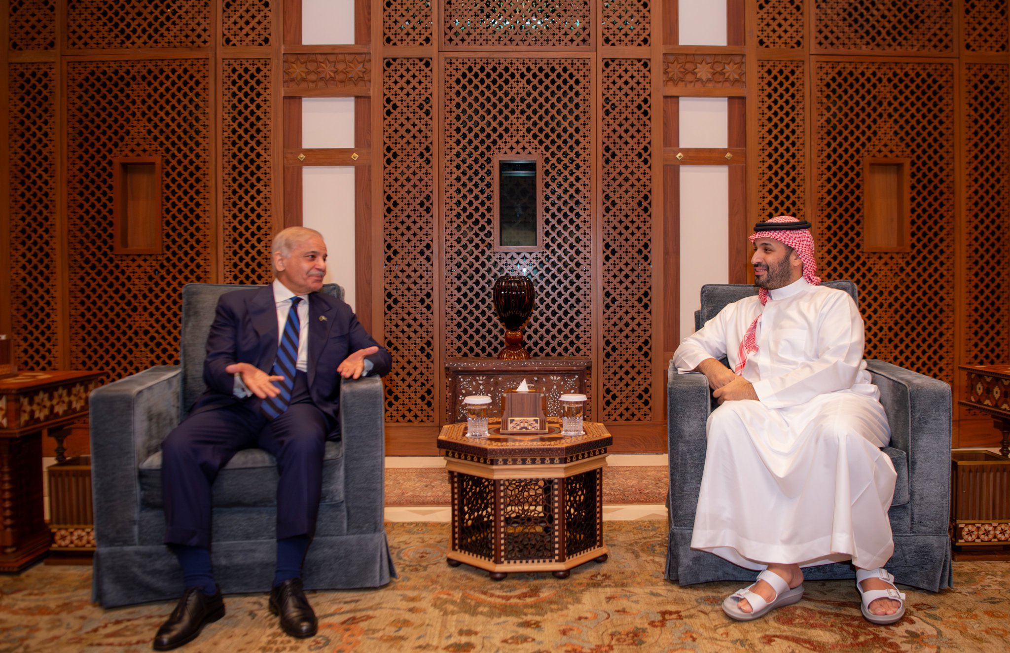 ولي العهد السعودي يلتقي رئيس وزراء باكستان في جدة ويبحثان العلاقات الثنائية وتطورات التصعيد الإقليمي