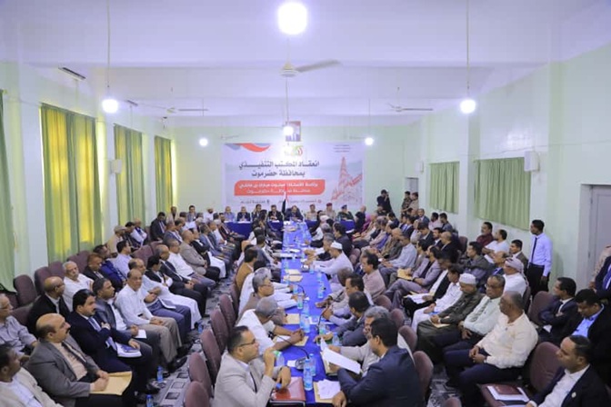 تنفيذي حضرموت يؤكد دعم الإصلاحات الاقتصادية وتعزز البنية التحتية والخدمات المحلية