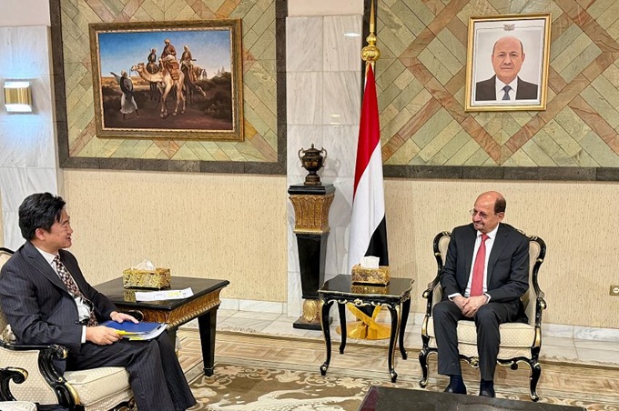 وزير خارجية اليمن يبحث مع القائم بالأعمال الصيني تعزيز الشراكة والتعاون في مجالات التنمية والطاقة