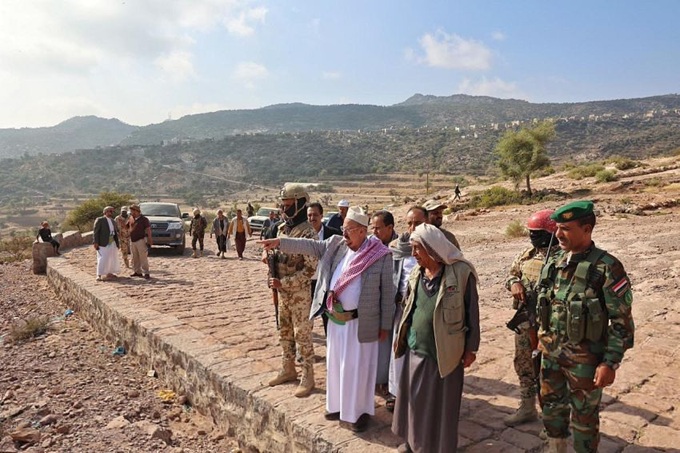 رئيس مجلس النواب يتفقد مشروع طريق إسفلتي حيوي في مديرية المعافر بتعز