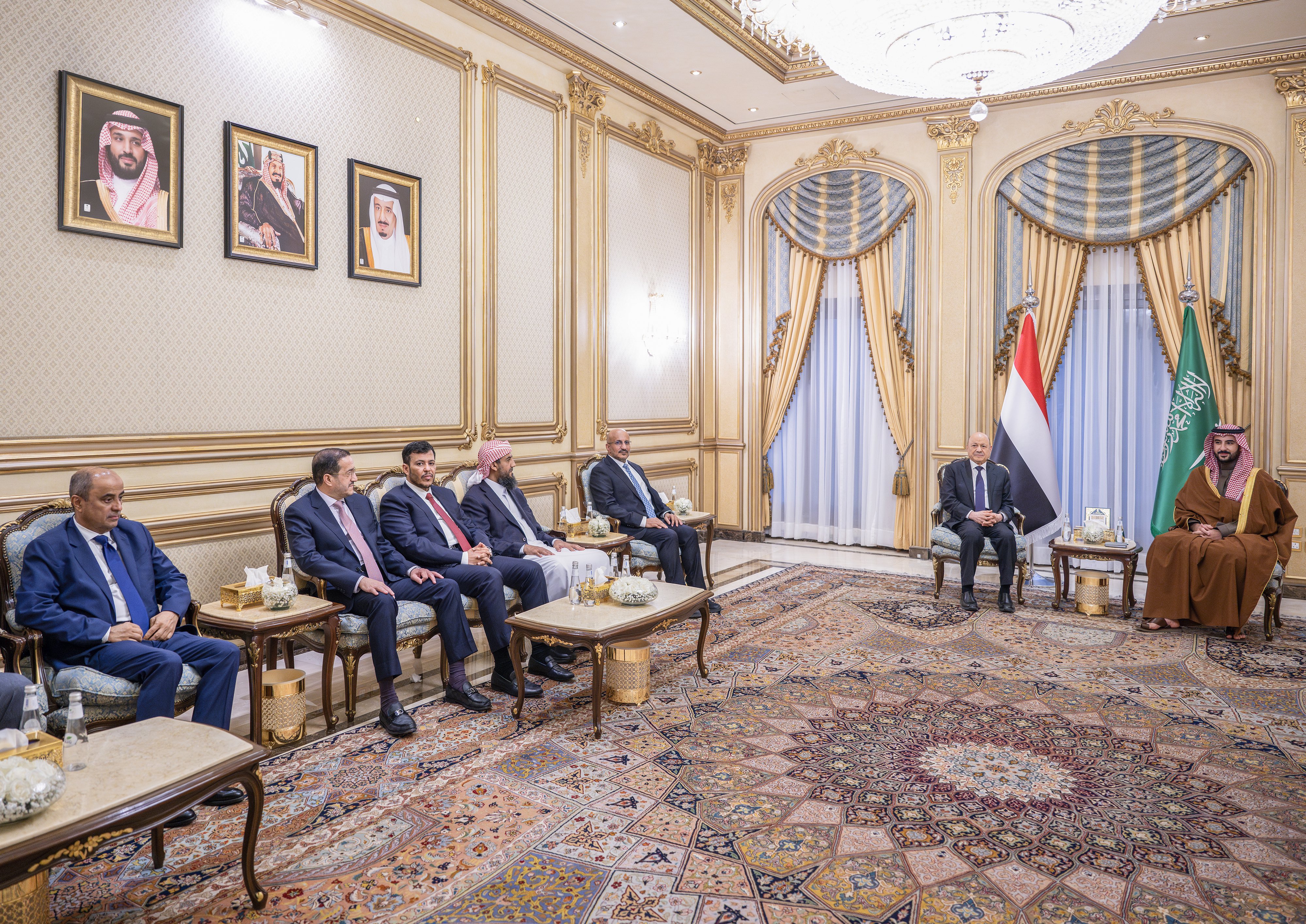 خالد بن سلمان خلال لقائه رئيس واعضاء مجلس القيادة: السعودية مستمرة في دعم اليمن سياسيًا واقتصاديًا وصولًا إلى حل شامل للأزمة