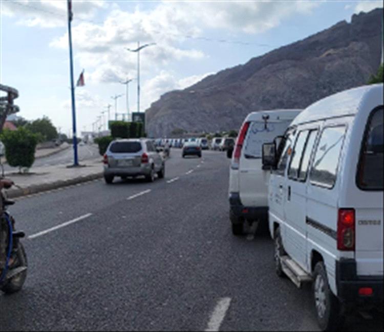 أزمة الغاز تشلّ المواصلات العامة في عدن وتفاقم معاناة المواطنين