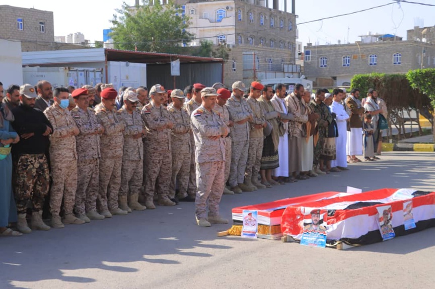 تشييع ثلاثة جنود حكوميين استشهدوا بمواجهات مع ميليشيا الحوثي في مارب