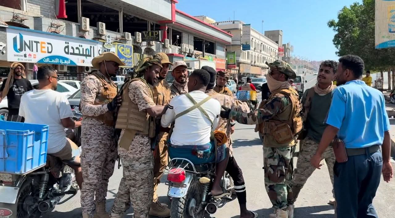 محافظ حضرموت يوجه بمنع حمل السلاح في الأماكن العامة