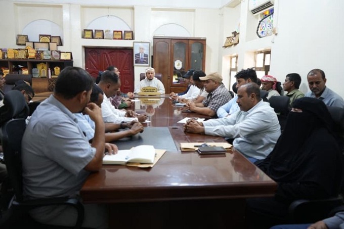 رافضًا رفع علم اليمن... محافظ سقطرى يرأس اجتماعا للمكتب التنفيذي ويرحب بقوات درع الوطن في الارخبيل