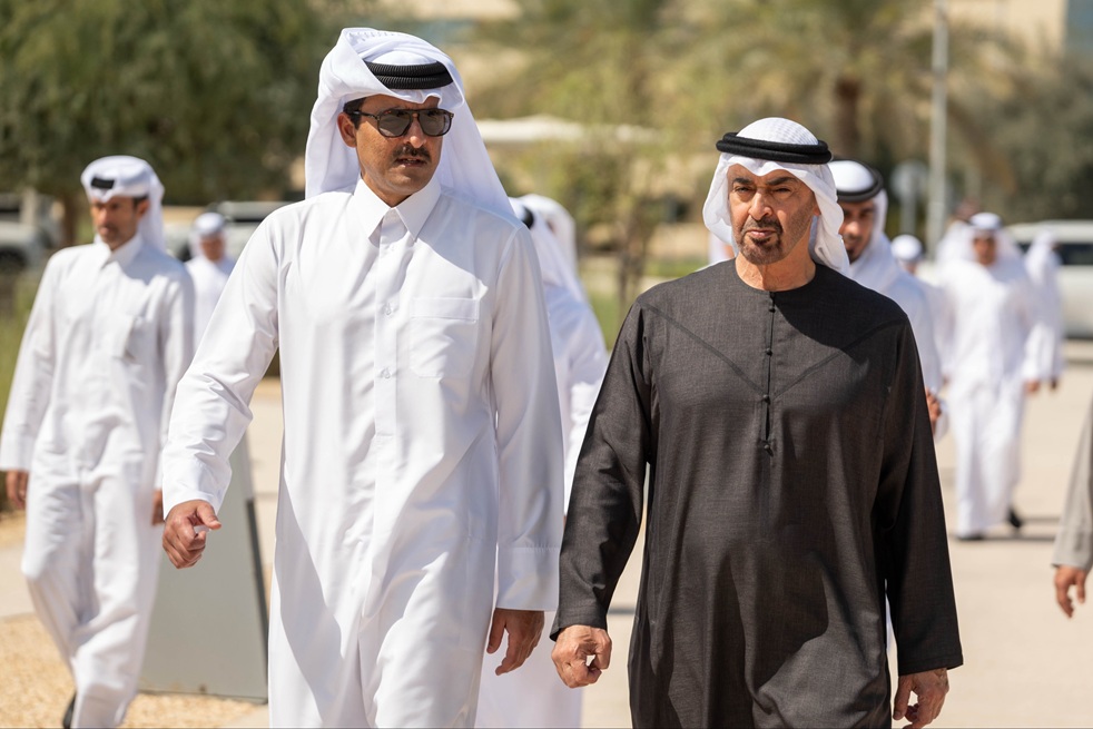 أمير قطر يبحث مع رئيس دولة الامارات فرص الحوار لتعزيز أمن المنطقة