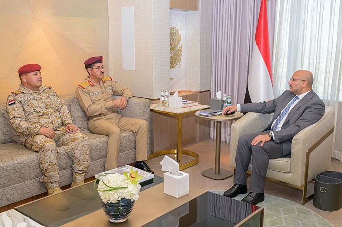 طارق صالح لوزير الدفاع: توحيد البندقية لاستعادة مؤسسات الدولة وانهاء الانقلاب أولوية قصوى