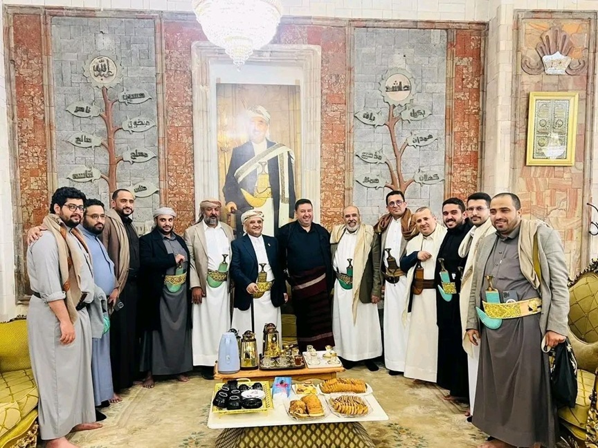 ميليشيا الحوثي تحتجز شيخين قبليين بارزين في صنعاء... بسبب زيارتهما لـ حمير الأحمر!