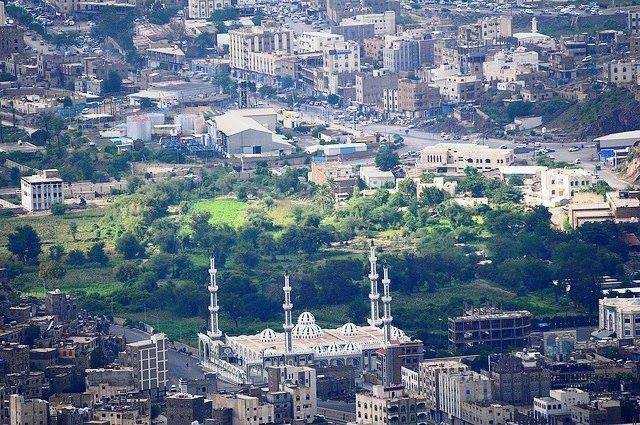 وفاة امرأة متأثرة بإصابتها برصاص قناص حوثي في تعز