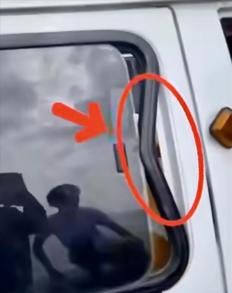 سرقة 12 هاتف لمرتادي شاطئ العشاق بعدن.. واستياء شعبي يطالب بتعزيز الأمن