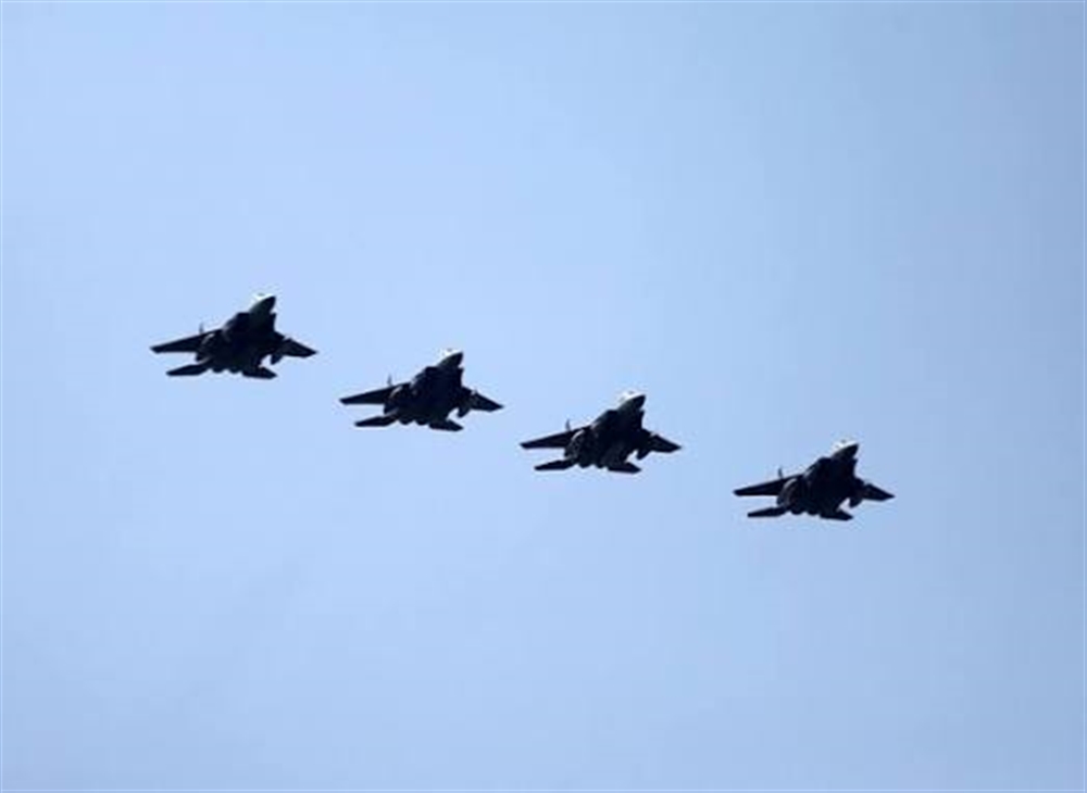 طائرات حربية تحلق على علو منخفض وتلقي قنابل دخانية في أجواء العبر بحضرموت.. ماذا يحدث؟ 