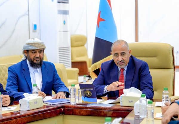 إعلاميون سعوديون يشنون حملة على الانتقالي بعد تصعيده في حضرموت والمهرة