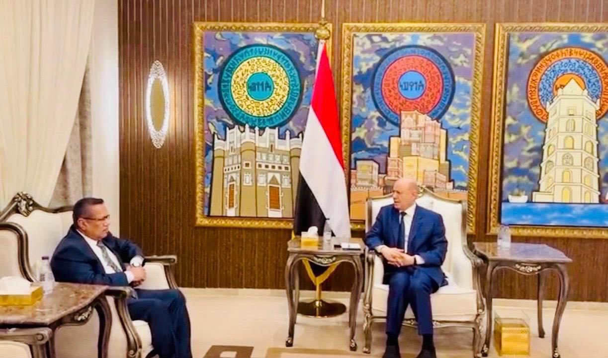 العليمي يبحث مع بن دغر تطورات المحافظات الشرقية ويؤكد رفض الإجراءات الأحادية