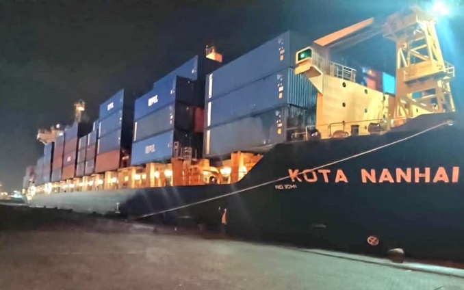 ميناء عدن يعيد تنشيط محطة المعلا للحاويات ويستقبل سفنًا محملة بالواردات المحلية