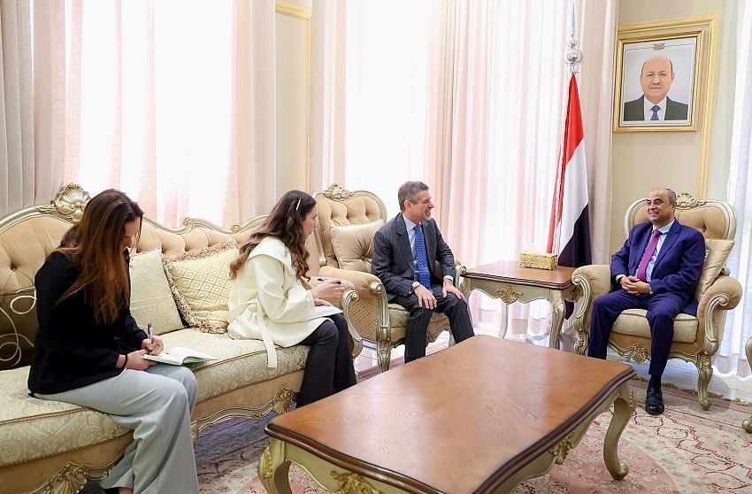 السفير الأمريكي يؤكد ضرورة عودة الحكومة اليمنية إلى عدن بشكل عاجل