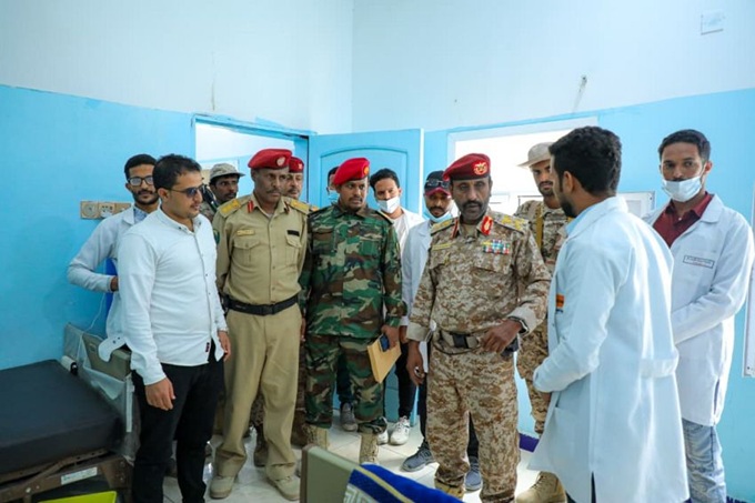 قائد محور الغيضة يتفقد المركز الطبي العسكري ويثمن جهود الكادر الطبي