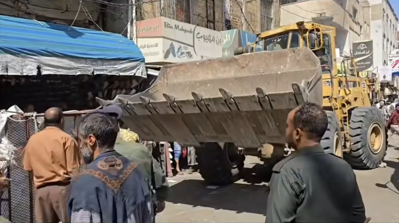 إزالة عشوائيات المظفر بتعز تثير جدلاً واسعاً وسط مطالب بتنظيم بديل للبسطات