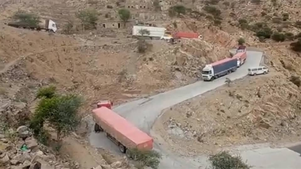 توقف تام لحركة السير في طريق بديل شمالي لحج بعد تعطل شاحنة