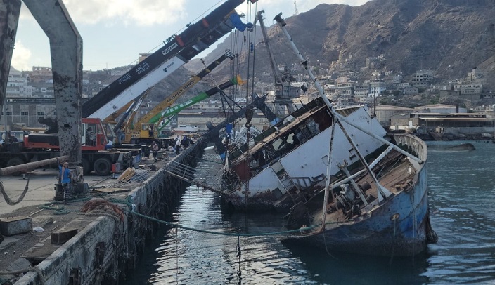 انتشال أكبر سفينة غارقة في ميناء الصيد بعدن تمهيداً لإعادة تأهيل الميناء