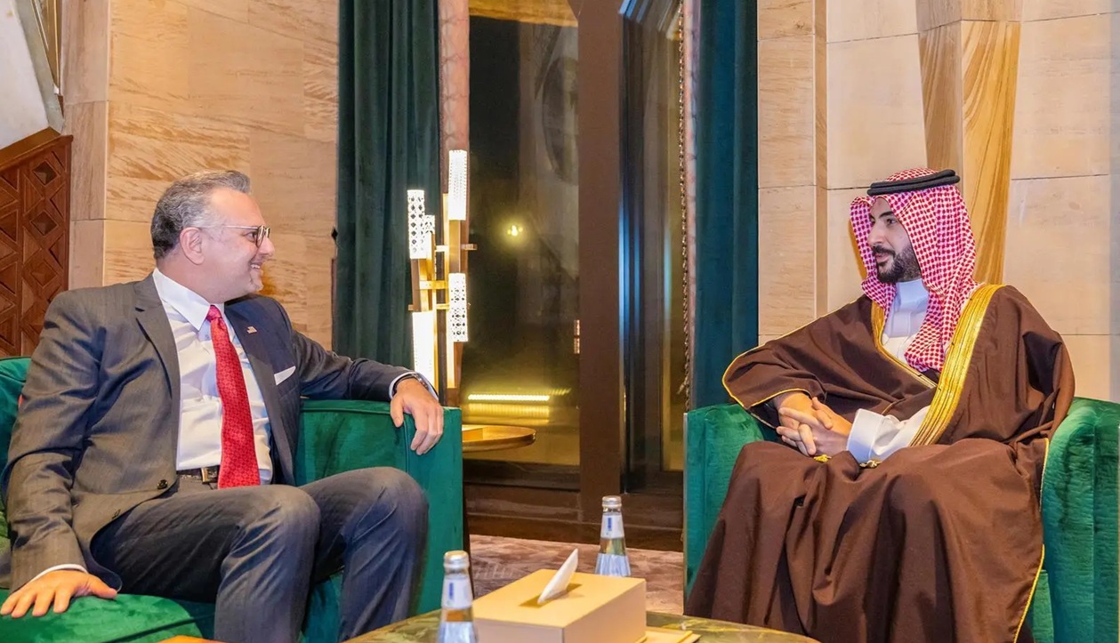 وزير الدفاع السعودي يبحث مع مسؤول أمريكي رفيع مستجدات المنطقة ومساعي إحلال السلام