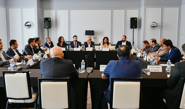 أسر عاملين إنسانيين محتجزين تطالب بضغط عاجل على الحوثيين خلال مشاورات مسقط